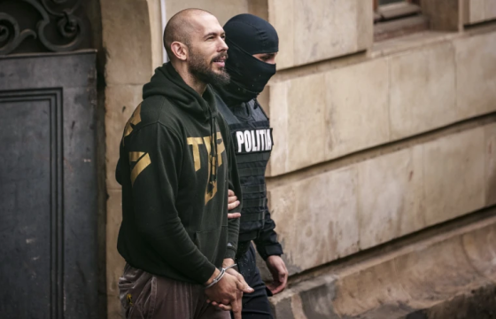 Сошиал инфлюенсер Эндрю Тейт хүчин, хүний наймаа, бэлгийн мөлжлөгийн хэргээр баривчлагджээ