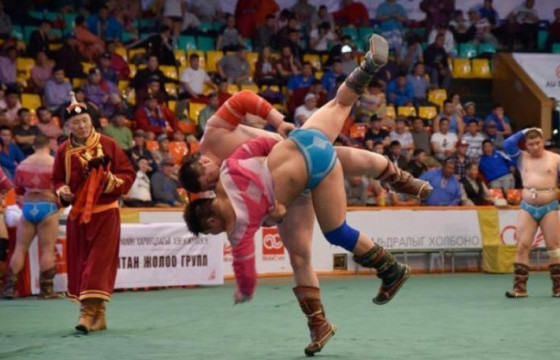 Наурызын барилдааны түрүү бөхийг автомашинаар байлахаар болжээ