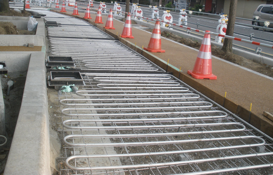 Япон халаалттай явган хүний зам хийж байна