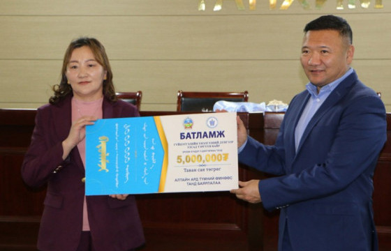 31 багшийг тус бүр таван сая төгрөгөөр урамшууллаа