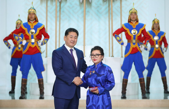 “Ханбогд кашемир” ХХК-ийн захирал Ч.Ганцэцэгийг Хөдөлмөрийн баатар цол тэмдэгээр шагналаа