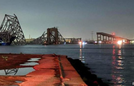 Дизель түлш тээвэрлэж явсан ачааны онгоц Балтиморын Кэй гүүрийг мөргөж нураажээ