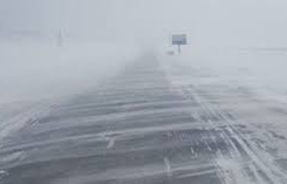 Цасан шуурганы улмаас Гүнтийн замыг хаажээ 