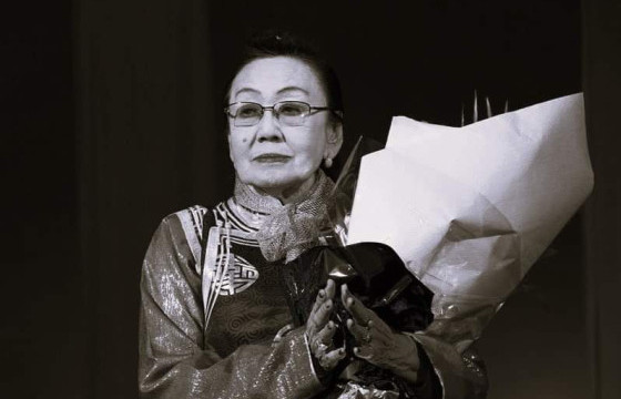 СЭЛҮҮН ОРЧЛОНГИЙН НАРАН ДООР СЭТГЭЛДЭЭ ТАНЫГ ДУУЛЖ ЯВНА АА, БИД