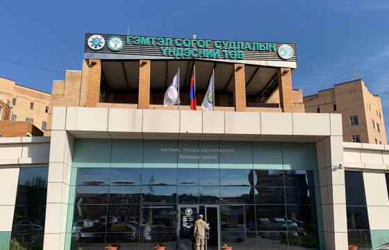 ГССҮТ-ИЙН АЖИЛТАН Р.МӨНГӨН: ОСОЛДСОН ТАВАН ХҮНИЙ БИЕИЙН БАЙДАЛ ХҮНД БАЙГААГААС ГУРВЫГ НЬ ЗӨӨВӨРЛӨН АВЧИРЧ, НЭГ ХҮНД ТОЛГОЙН МЭС ЗАСАЛ ХИЙЖ БАЙНА