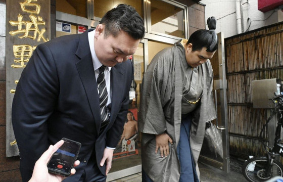 Хакүхогийн Миягино дэвжээг хааж, бөхчүүдийг нь Исэгахама дэвжээ рүү шилжүүлэх шийдвэр гаргажээ