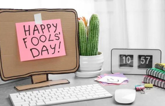 Инээдмийн баяраар нэгнийгээ чадах хөгжилтэй 10 санаа