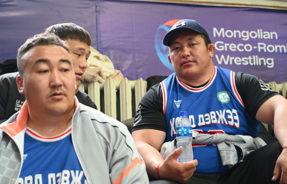 Бөхчүүд сагсан бөмбөгөөр өрсөлдөж эхэллээ