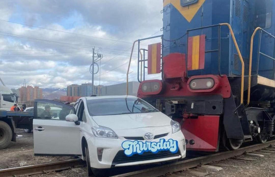 ЗТХЯ: Нүүрс буулгаад явж байхад нь суудлын машины урдуур нь орчихсон 