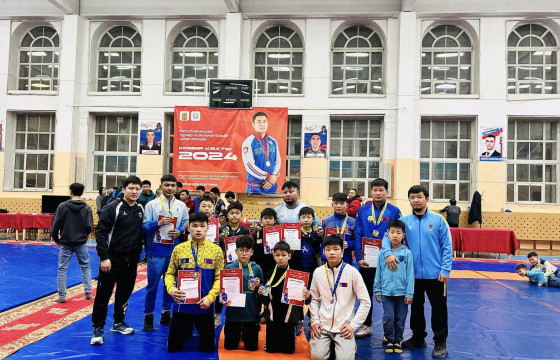 Чөлөөт бөхийн тамирчид ОХУ-ын тэмцээнээс долоон алтан медаль хүртжээ