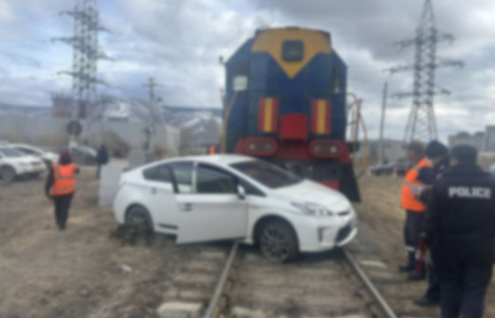 ЦЕГ: Иргэн Э нь Төмөр замын гармын гэрлэн дохиог зөрчиж, сэлгээний галт тэрэгтэй мөргөлдсөн