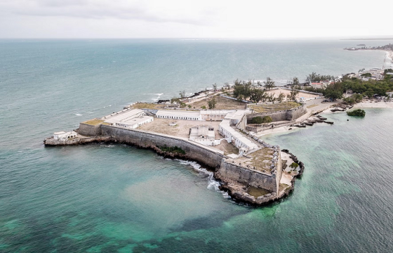 Мозамбикийн хойд эрэгт загас агнуурын онгоц осолдож, 100 орчим хүн амиа алджээ