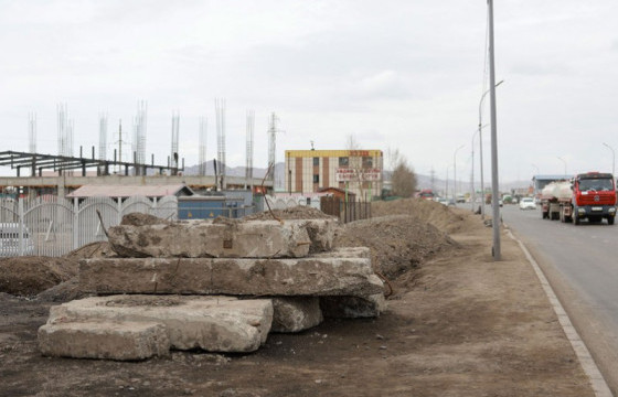 Хотын гол магистрал зам дагуух нийтийн эзэмшлийн зам, талбайг чөлөөлөх ажил өнөөдрөөс эхэллээ