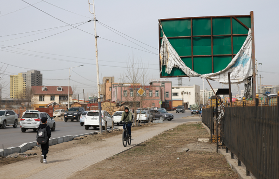 Хуучирч муудсан сурталчилгааны самбарыг буулгаж байна