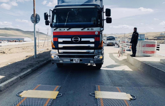 Автомашины жин хэмжигч пүүг ажиллуулж, даацын хяналт тавьж байна