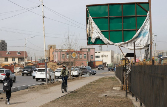 Хуучирч муудсан сурталчилгааны самбарыг буулгаж байна