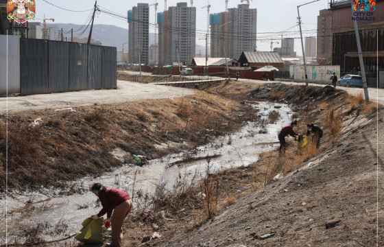 Нийслэлийн албан хаагчид хотын зургаан байршилд цэвэрлэгээ хийлээ