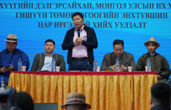 УЛААНБАДРАХ СУМЫН ЗДТГ-ЫН ДАРГА: Б.ДЭЛГЭРСАЙХАН ГИШҮҮН ЗУРГААН ХҮНД ТӨРИЙН ДЭЭД ОДОН, МЕДАЛЬ ГАРДУУЛСАН. УУЛЗАЛТЫН ҮЕЭР МАЛЧДАД МӨНГӨ ӨГӨӨГҮЙ