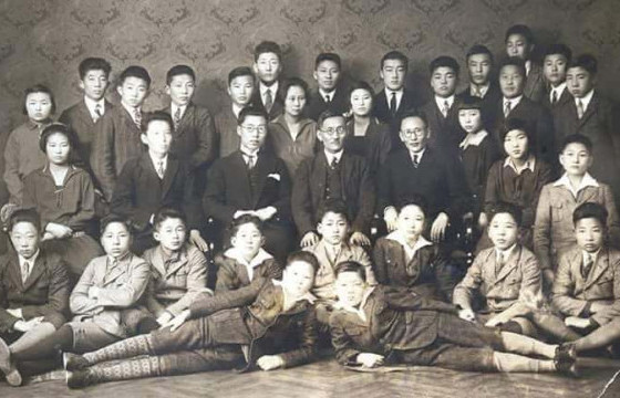 Германд сурсан анхны сурагчдын хувийн баримтыг архивт хүлээлгэн өгчээ