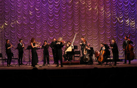 Францын Версалийн шилтгээний дуурийн найрал хөгжимчид УДБЭТ-ын тайзнаа тоглолоо 