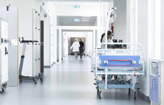 Эмнэлгийн шат руу хүн унаж нас барсан хэрэгт хөдөлмөрийн аюулгүй байдал хариуцсан ажилтныг буруутай гэж үзэв