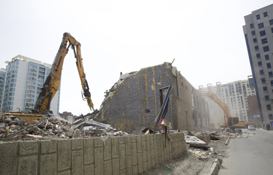 “S’Outlet” дэлгүүрийн барилгыг тусгай зориулалтын экскаватораар нурааж байна