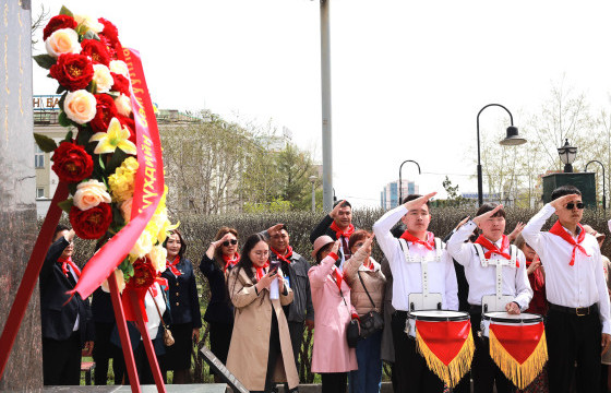 Д.Нацагдоржийн хөшөөнд хүндэтгэлийн цэцэг өргөлөө