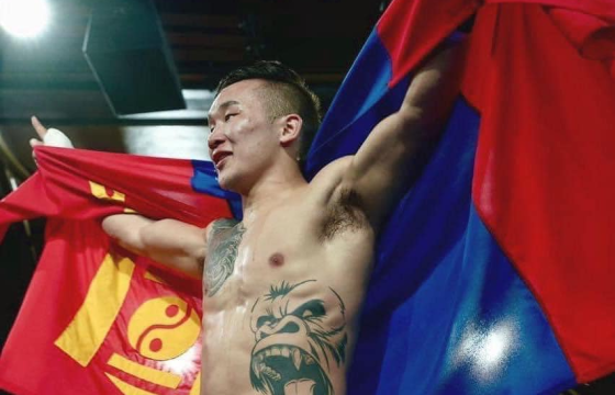 Э.Цэндбаатар мэргэжлийн боксын рингэнд 10 дараалан ялалт байгууллаа