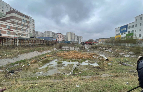 Үерийн эрсдэл үүсгэн зөвшөөрөлгүй барьсан хашааг буулгаж байна