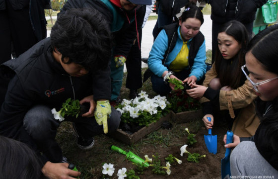 Үндэсний цэцэрлэгт хүрээлэнд хүүхдүүд цэцгийн мандал байгууллаа