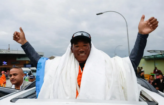 Эверестийн оргилд хамгийн олон удаа авирсан амжилтыг Балбын уулчин шинэчлэн тогтоожээ