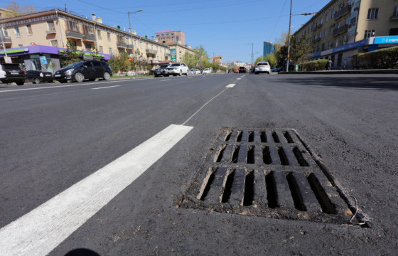 Орон сууцууд дээврийн бороо, цасны усаа зам руу хаядаг нь ус зайлуулах шугамын ачааллыг нэмэгдүүлдэг