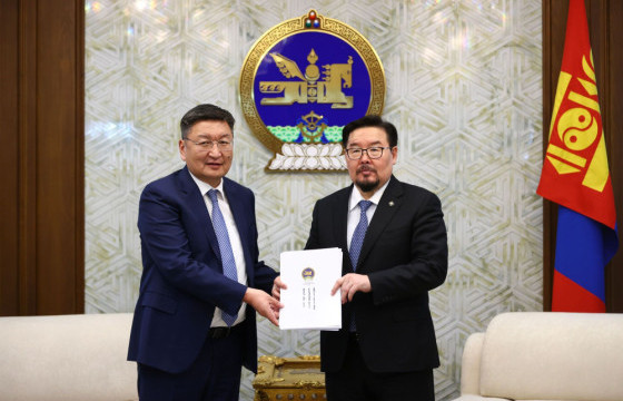 Олон хүүхэд төрүүлж өсгөсөн эхийг урамшуулах тухай хуульд нэмэлт оруулах тухай хуулийн төсөл өргөн барив