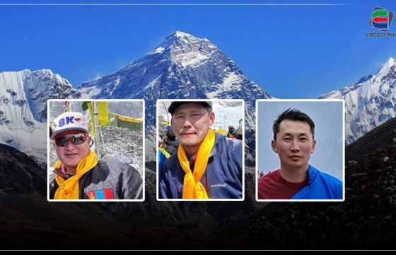 ЭВЕРЕСТИЙГ ЗОРЬСОН УУЛЧИН Д.ОТГОНХҮҮГИЙН ЭЭЖ: ХҮҮГИЙН МИНЬ НҮД ӨВДӨЖ, АЛХАЛТАА ЗОГСООСОН. АЛГА БОЛСОН УУЛЧДАД САНАА ЗОВООД ЯРЬЖ ЧАДАХГҮЙ БАЙГАА