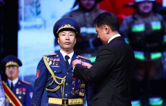 Онцгой байдлын албаны сайдын нэрэмжит анхны шагналыг гал сөнөөгч Д.Тэмүүжинд гардууллаа