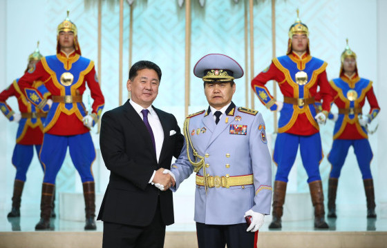 Онцгой байдлын албан хаагчдыг төрийн дээд одон, медалиар шагнаж урамшууллаа