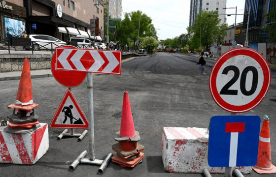 Метромоллын уулзвараас Хүнсний 4 дүгээр дэлгүүрийн уулзвар хүртэлх авто замыг засварлаж байна