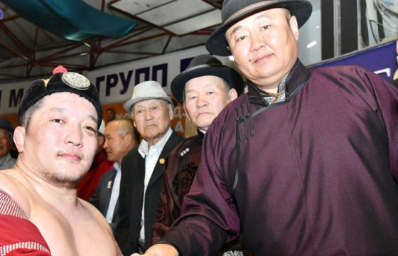 Архангай аймгийн Хайрхан сумын түүхт ойн барилдаанд улсын начин Т.Дүгэрдорж түрүүллээ