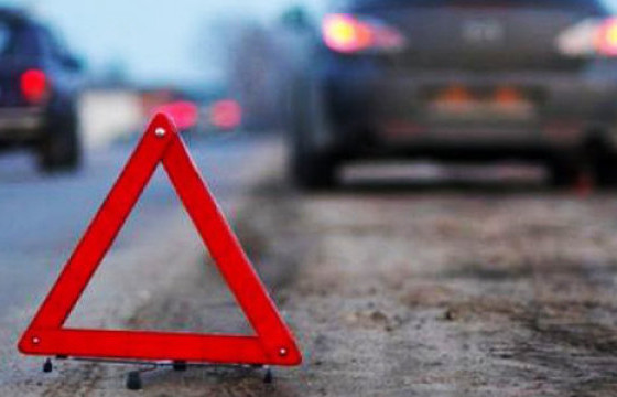 Ачааны автомашин замын хажуу руу унаж, жолооч төмөр хийцэд хавчуулагдан амиа алджээ