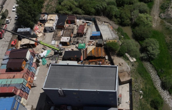 Дунд голын голдирол хааж барьсан барилга, байгууламжийг буулгаж байна