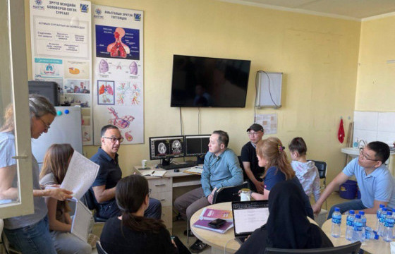 Улсын Гуравдугаар төв эмнэлэг Америкийн мэдрэлийн мэс заслын эмч нартай хамтран ажиллаж байна