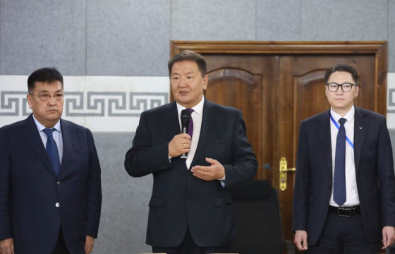 Сонгуульд нэр дэвшигчид үнэмлэхээ гардаж авлаа