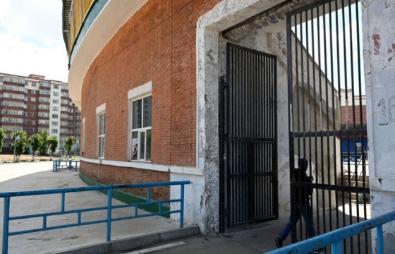 Төв цэнгэлдэх хүрээлэнгийн гадна талбайн ногоон байгууламжийн ажил 40 хувьтай үргэлжилж байна