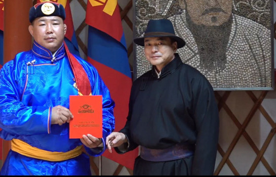 М.Бадарчид унасан таван бөхийн цолыг нөхөн олгож, улсын аварга О.Хангайд Үлэмж бадрах чимэг олгов 