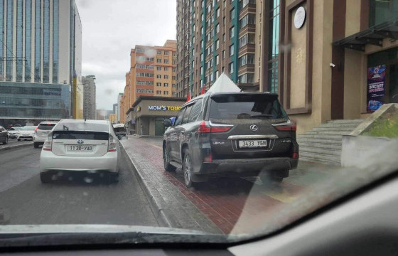 НИЙТИЙН ЭЗЭМШЛИЙН ТАЛБАЙД МАШИНАА БАЙРШУУЛСАН ИРГЭН