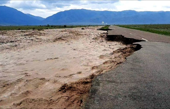 Хэнтий аймагт Бэрх тосгоны чиглэлийн 50 км авто зам үерт автжээ