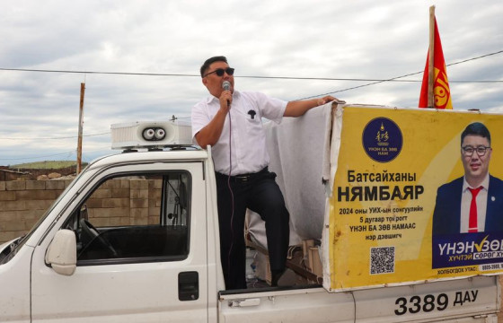 Сонгуулийн сурталчилгаагаа ачааны машины тэвшин дээрээс хийсэн Б.Нямбаярыг торгожээ