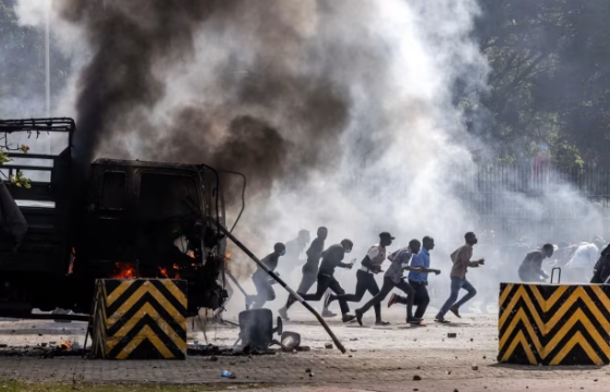 Кенийн жагсагчид парламентын ордноо галджээ