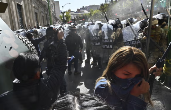 Боливийн Зэвсэгт хүчин Ерөнхийлөгчийн ордон руу дайрч, төрийн эргэлт хийхийг завджээ