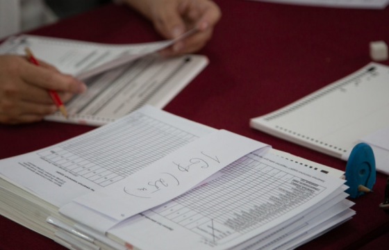 Сонгуулийн саналын хуудсыг гараар тоолох ажил үргэлжилсээр байна